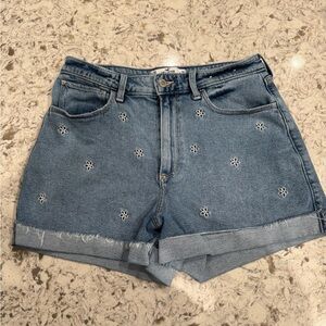 HOLLISTER Curvy ultra high rise mom shorts with embroidered flowers